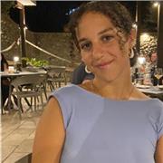 Studentessa universitaria offre aiuto compiti
